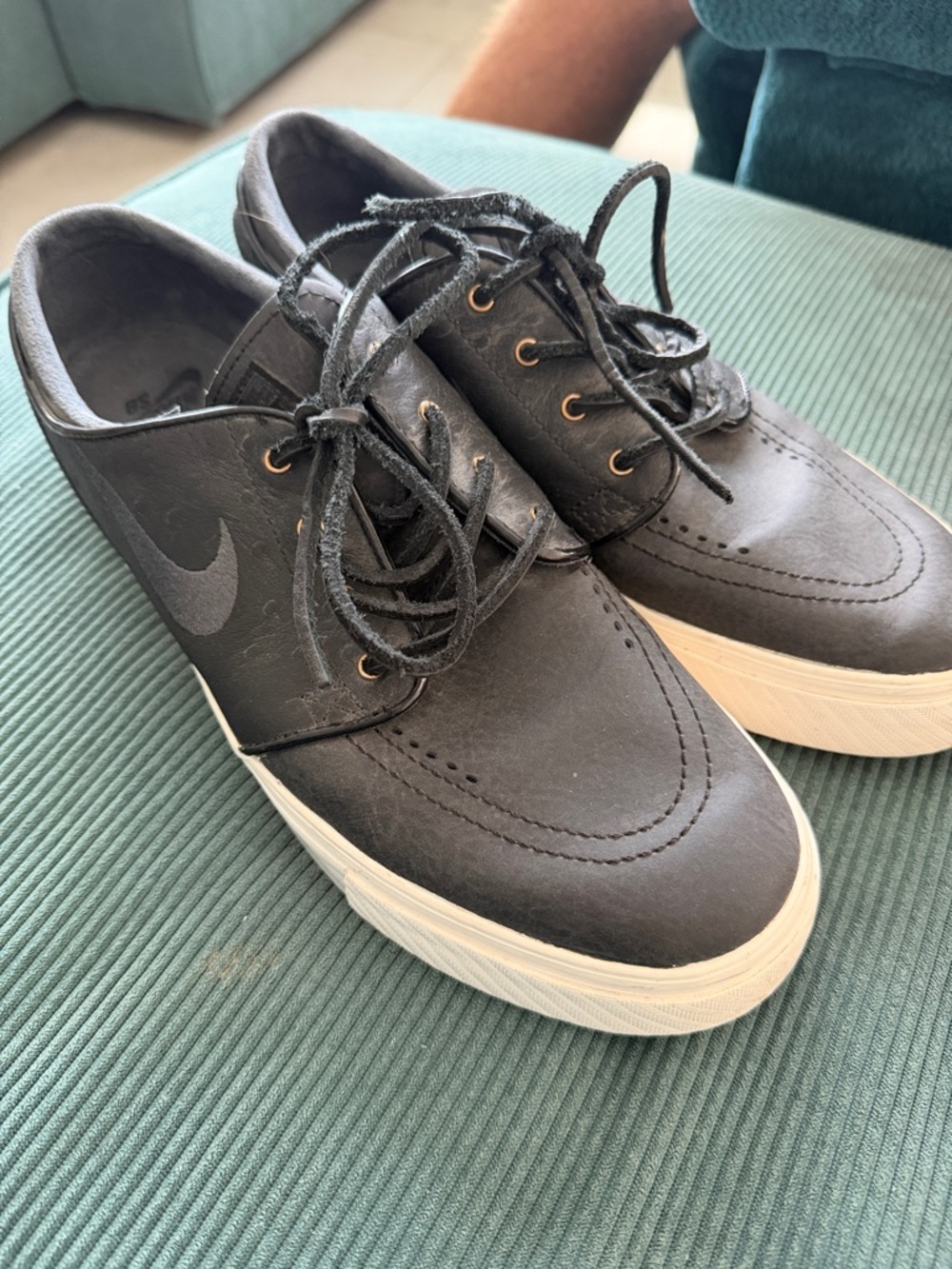 Stefen Janoski Nike Men’s Black Leather Low-Top Sneakers with White Sole